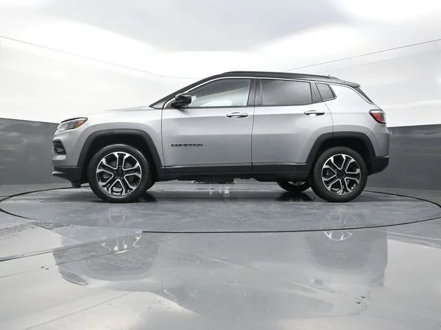 Used 2024  Jeep Limited image 33