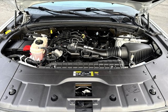 Used 2022 White Jeep Altitude image 32