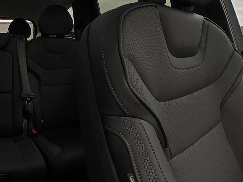 2025 Volvo EX90 Plus - Photo 31