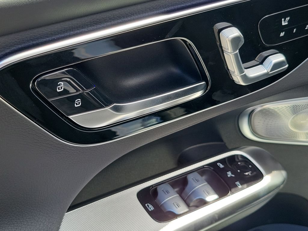 New 2027 MANUFAKTUR Moonlight White Metallic Mercedes-Benz GLC 300 image 18