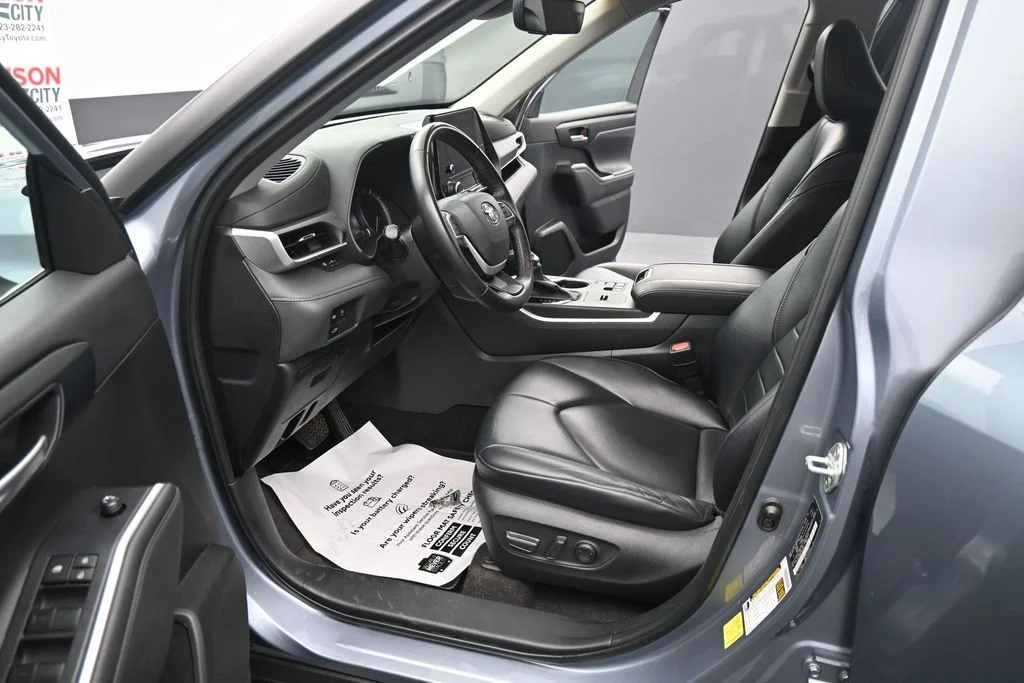 Used 2023  Toyota XLE image 17