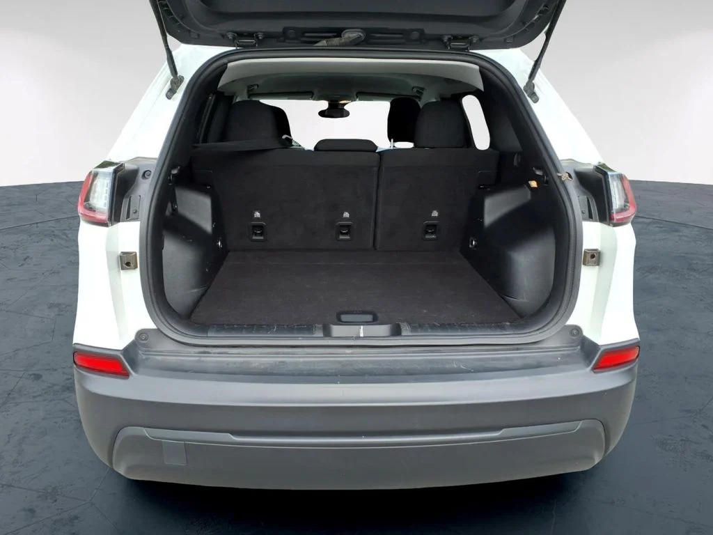Used 2021 White Jeep Latitude image 11