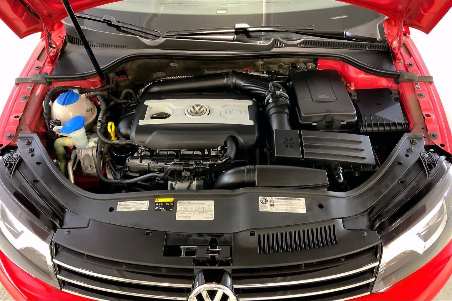 Used 2016 Flash Red Volkswagen Komfort image 31
