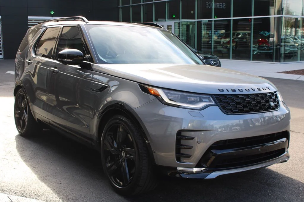 Certified Used 2025  Land Rover Dynamic SE image 4