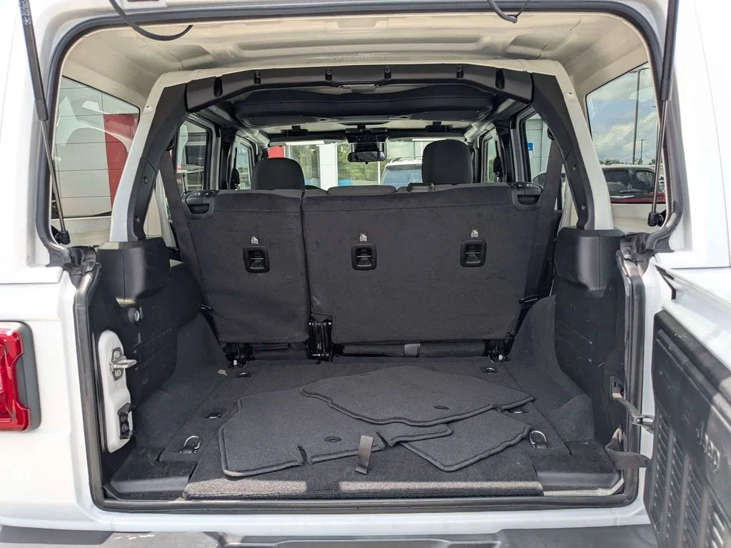 2025 Jeep Wrangler 4-Door Sahara - Photo 11