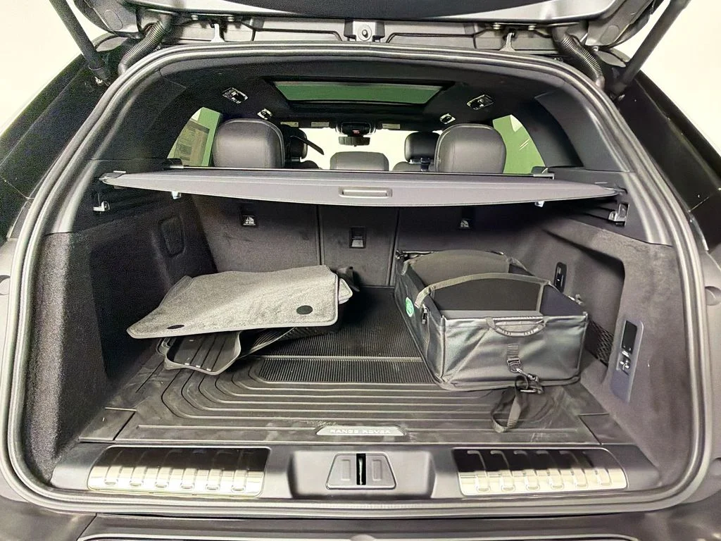 New 2026 Santorini Black Land Rover Dynamic SE image 28