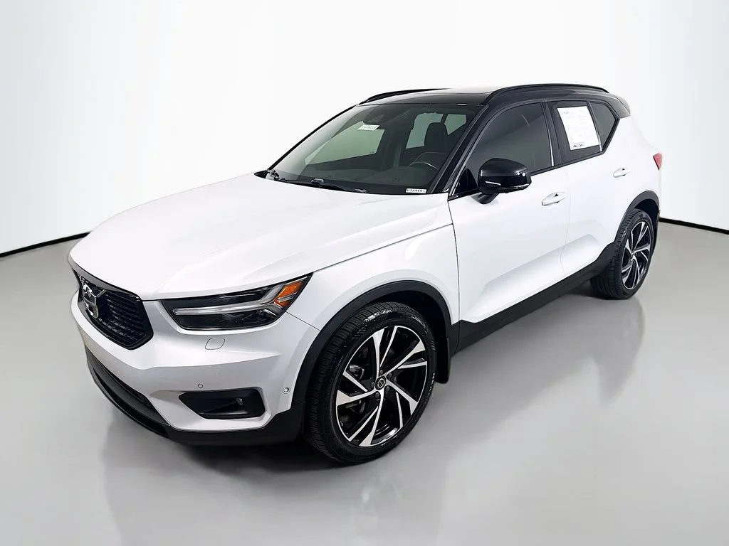 Used 2021 Glacier Silver Metallic Volvo R-Design image 3