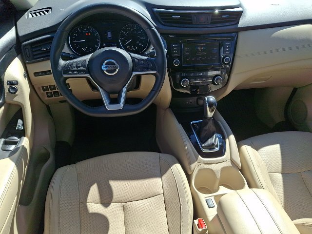 Used 2018 White Nissan SL image 12