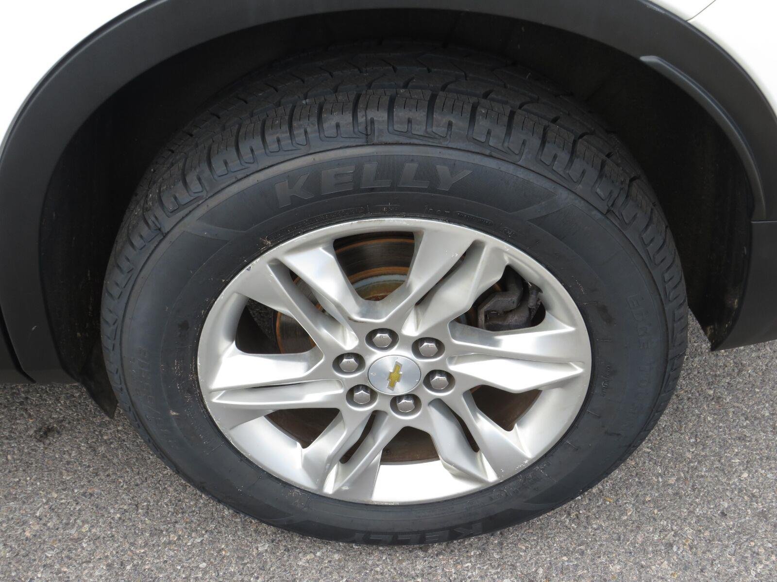 Used 2019 Summit White Chevrolet  image 11