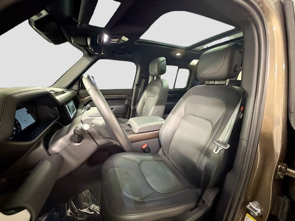 Used 2024  Land Rover X-Dynamic SE image 5