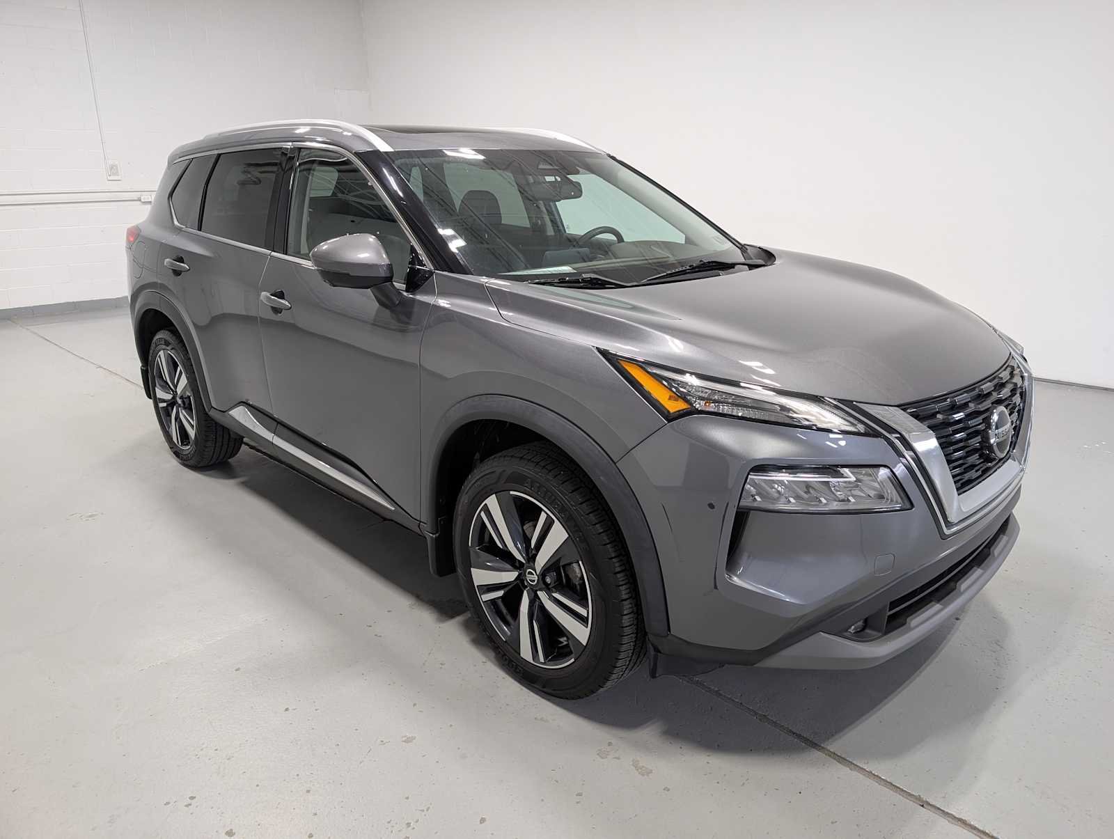 Used 2021 Gun Metallic Nissan SL image 6