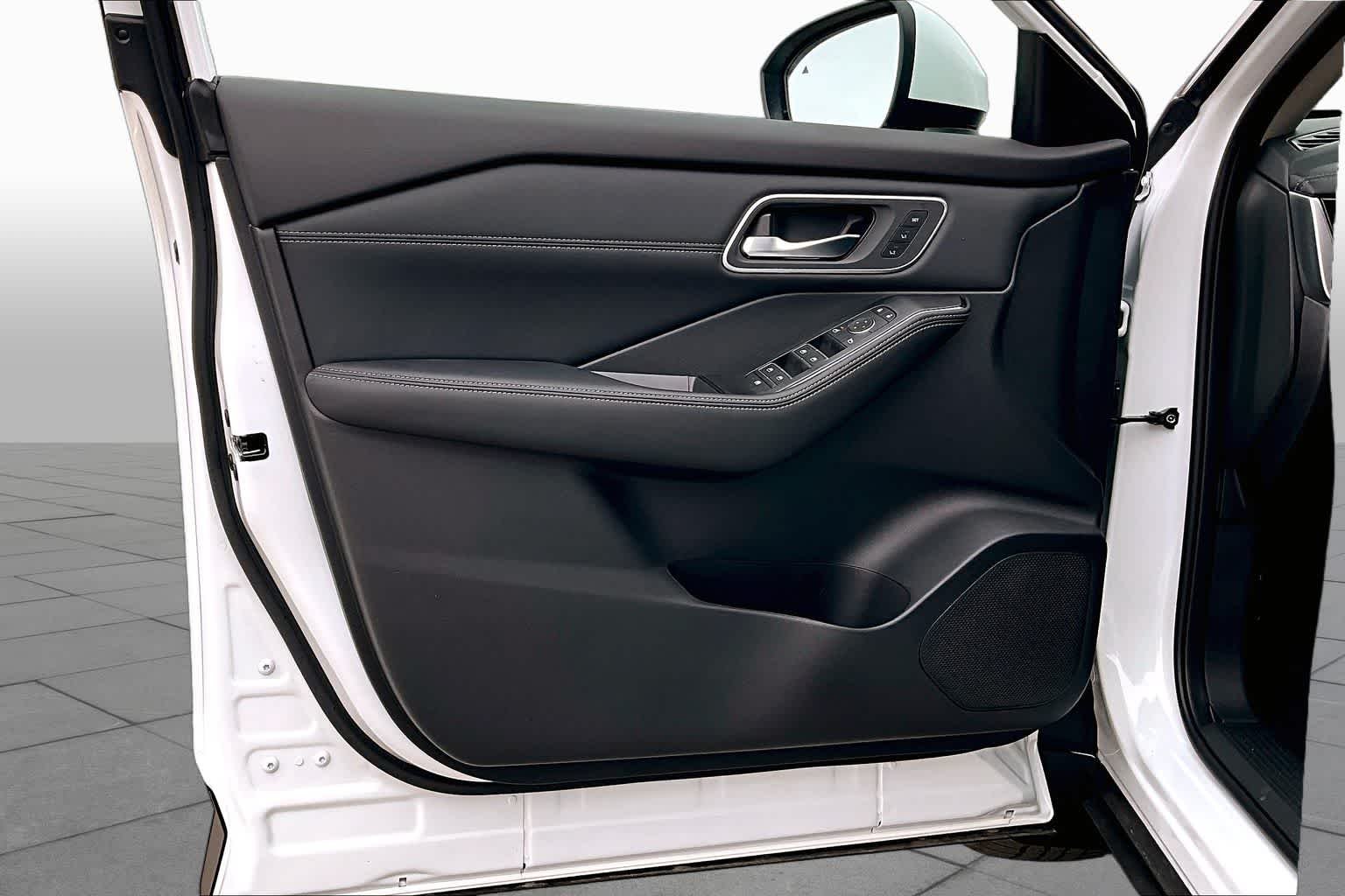 New 2026 Everest White Pearl TriCoat Nissan Platinum image 13