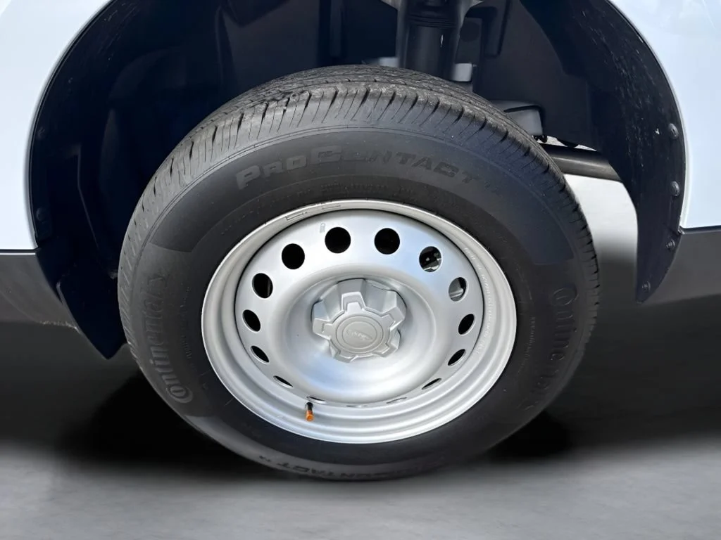 Used 2025  Ford XL image 28