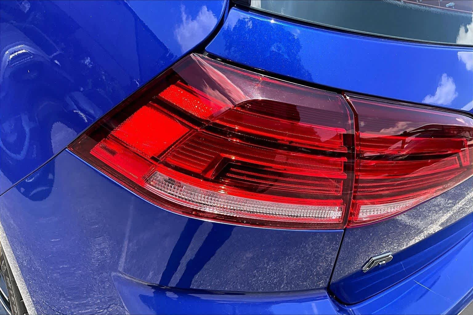 Used 2018 Lapiz Blue Metallic Volkswagen  image 29