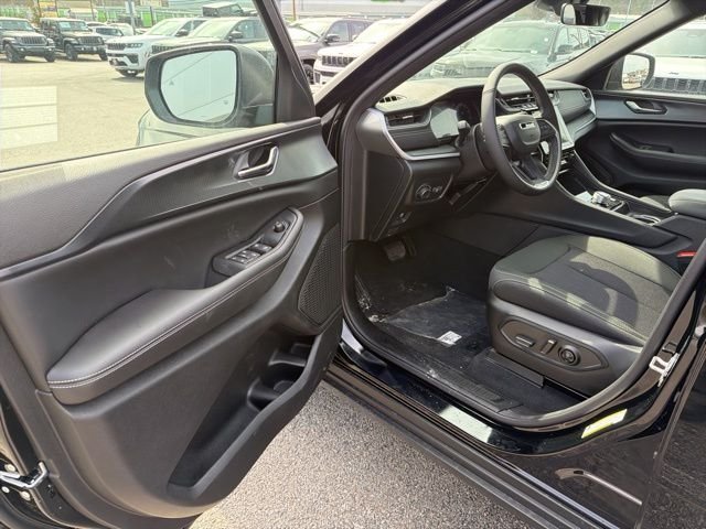 New 2026 Diamond Black Crystal Pearl-Coat Exterior Paint Jeep Laredo X image 12
