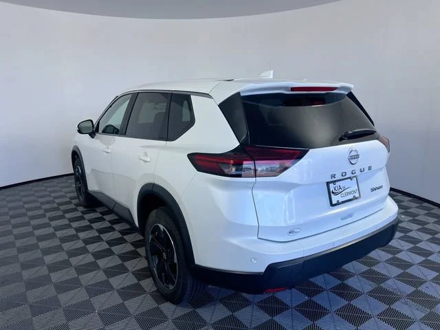 Used 2024 Everest White Pearl Nissan SV image 4