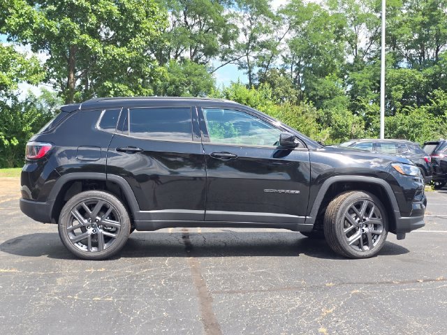 New 2026 Diamond Black Crystal Pearl-Coat Exterior Paint Jeep Limited image 29