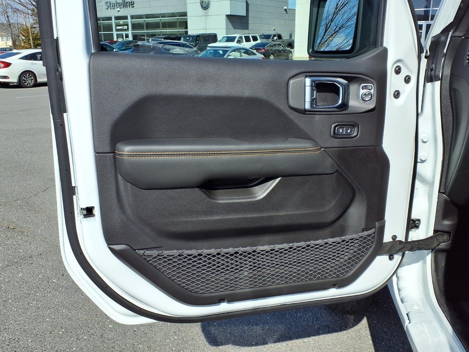 New 2026 Bright White Clear-Coat Exterior Paint Jeep Sahara image 27