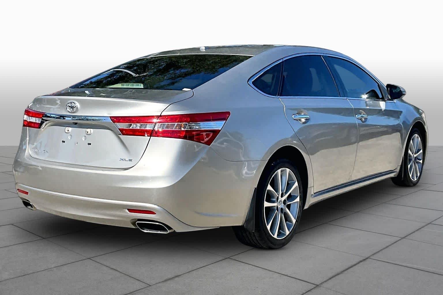 Used 2014 Creme Brulee Mica Toyota XLE image 13