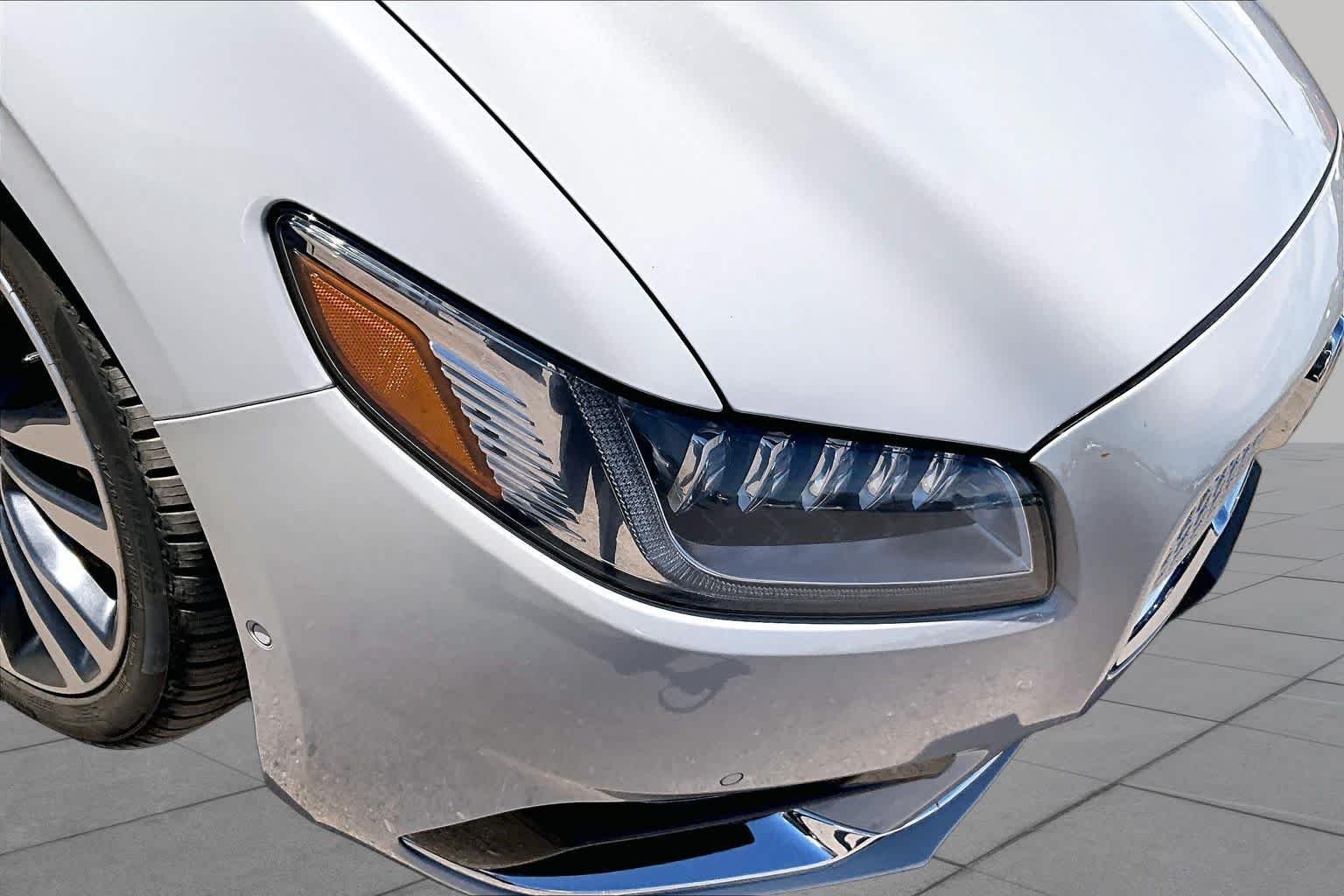 Used 2019 Ceramic Pearl Metallic Lincoln Reserve image 25