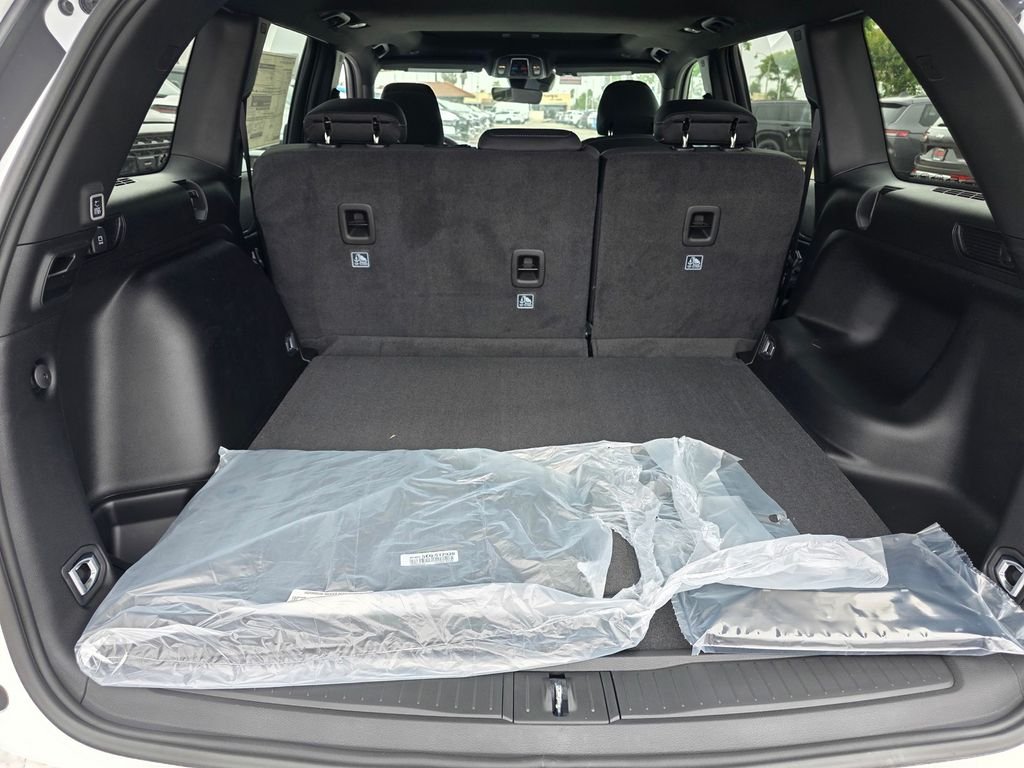New 2026 Bright White Clear-Coat Exterior Paint Jeep Laredo X image 11