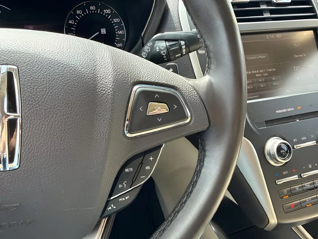 Used 2015 White Lincoln Base image 17