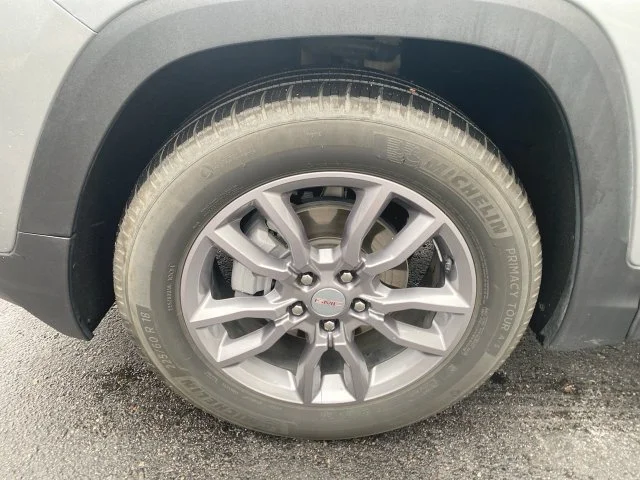 Used 2024 Silver GMC SLT image 10