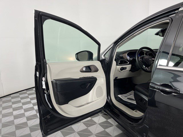 Certified Used 2023 Brilliant Black Crystal Pearlcoat Chrysler LX image 13