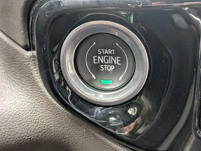 Used 2024 Summit White GMC Elevation image 31