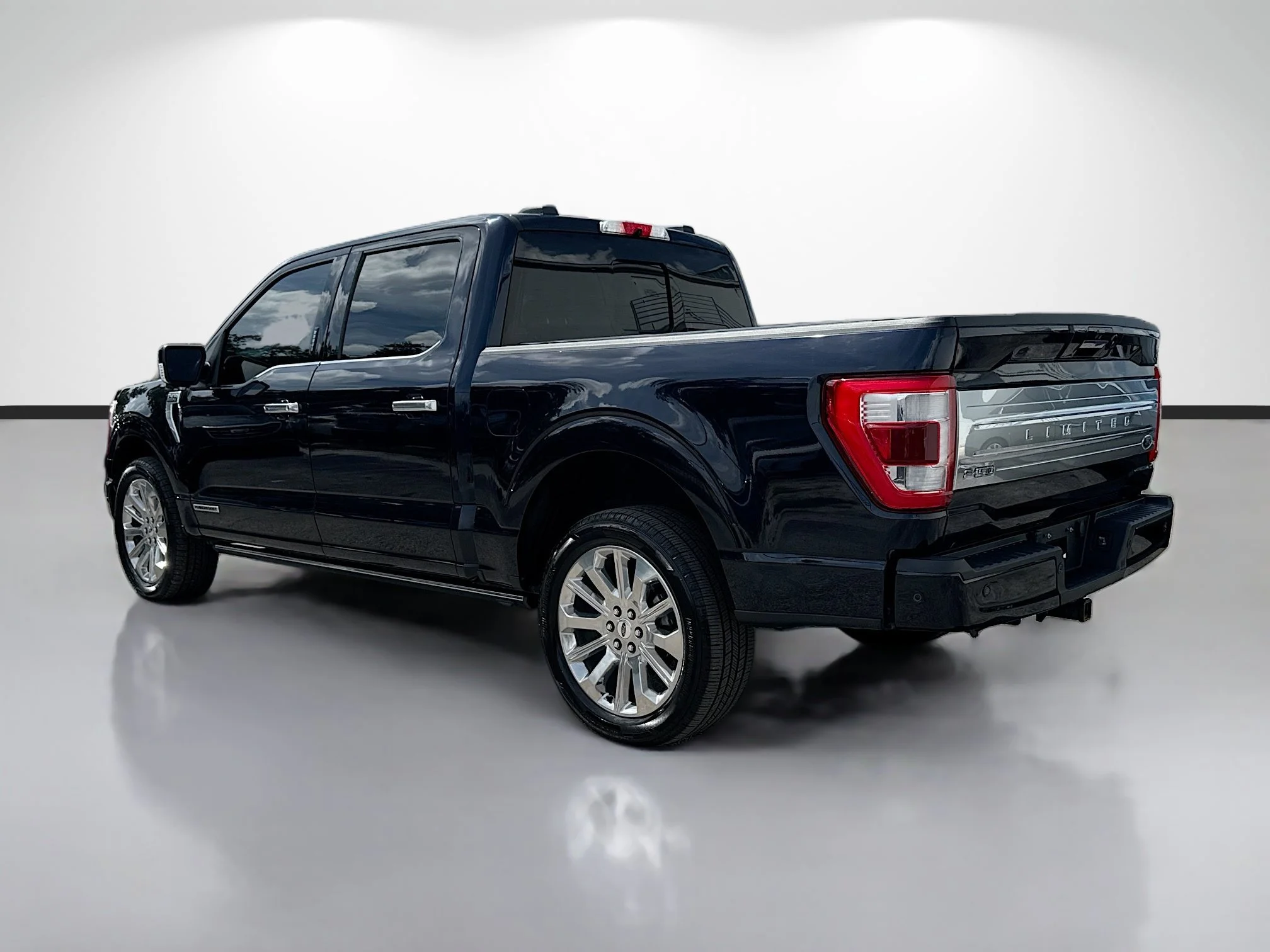 Used 2022 Blue Metallic Ford Limited image 3