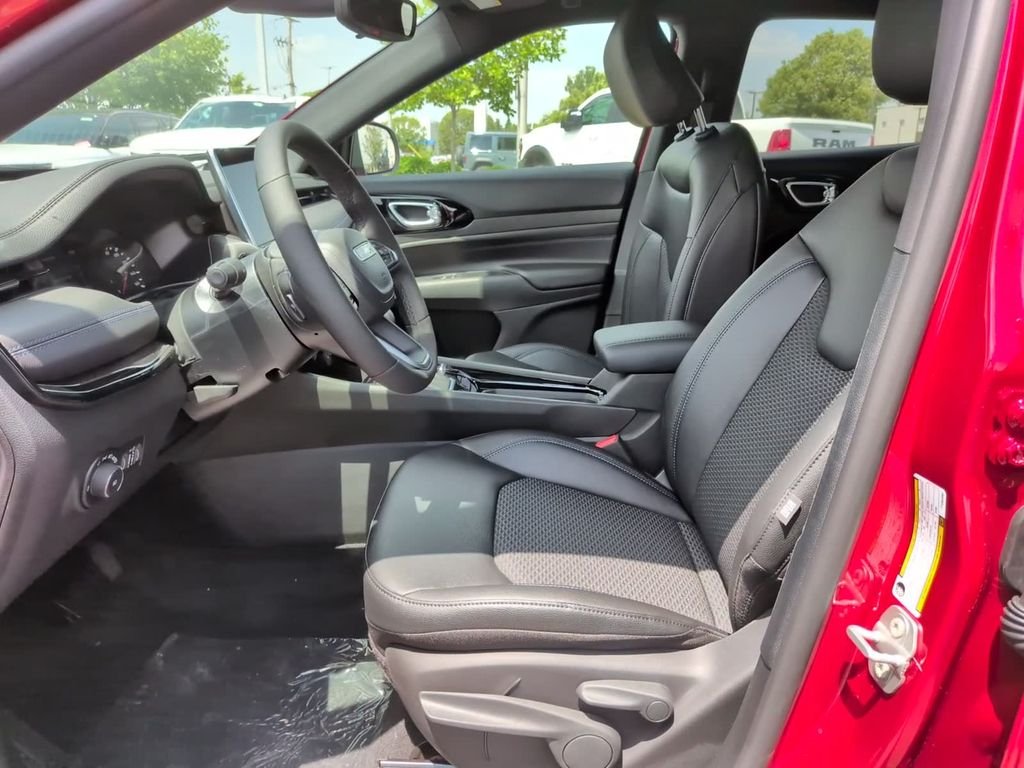 New 2026 Red Hot Pearl-Coat Exterior Paint Jeep Latitude image 16