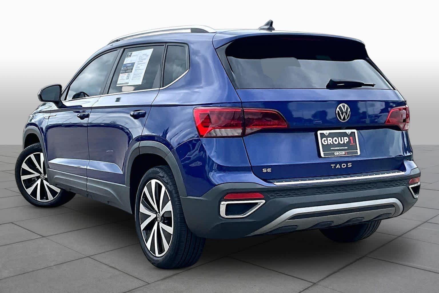 Used 2022 Dusk Blue Metallic Volkswagen SE image 11