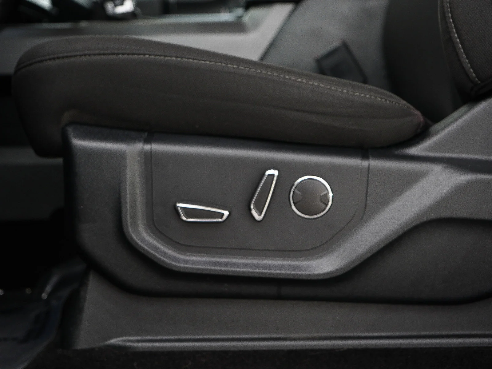 Used 2018  Ford XL image 22