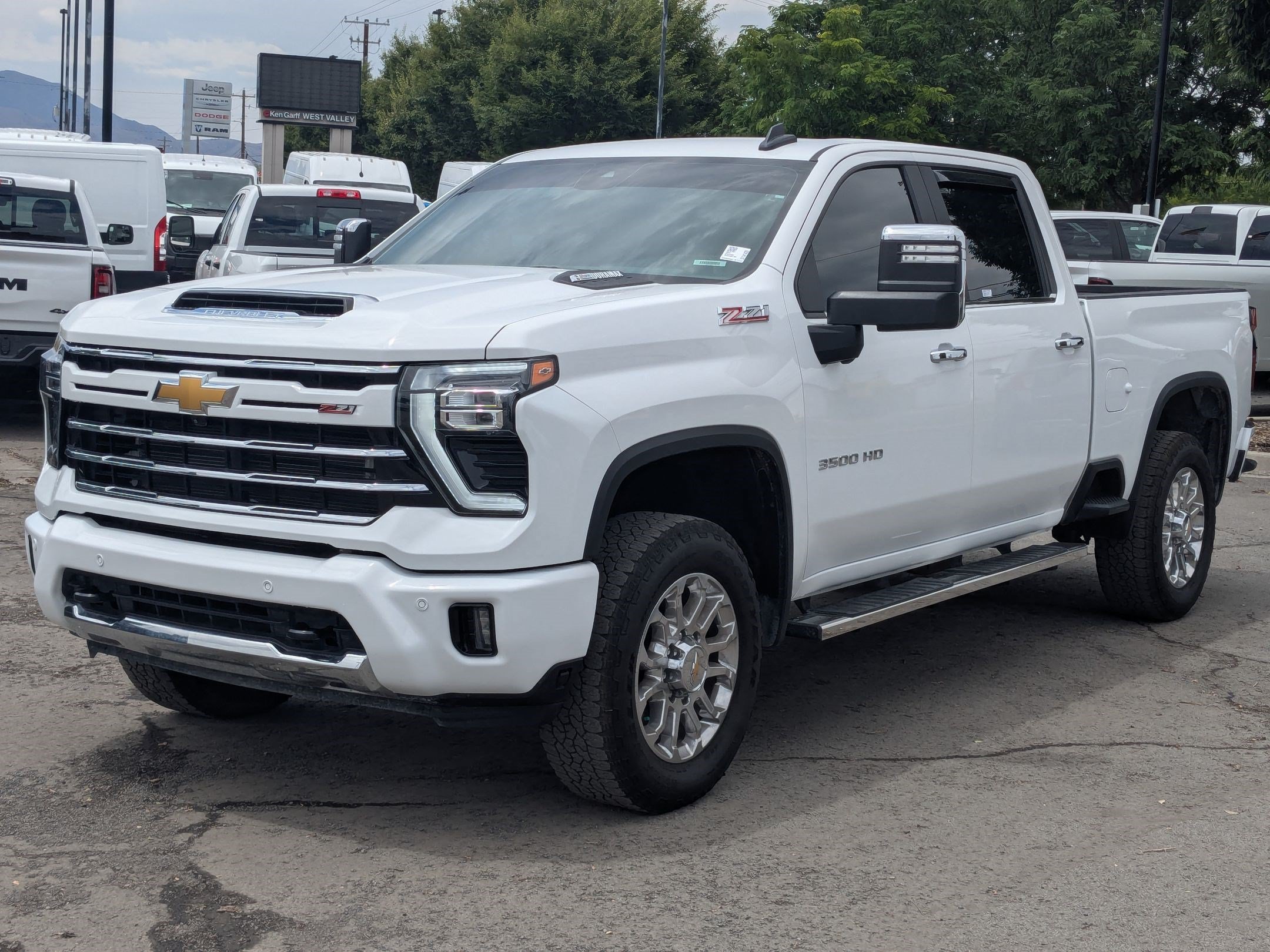Used 2025 Summit White Chevrolet LT image 9