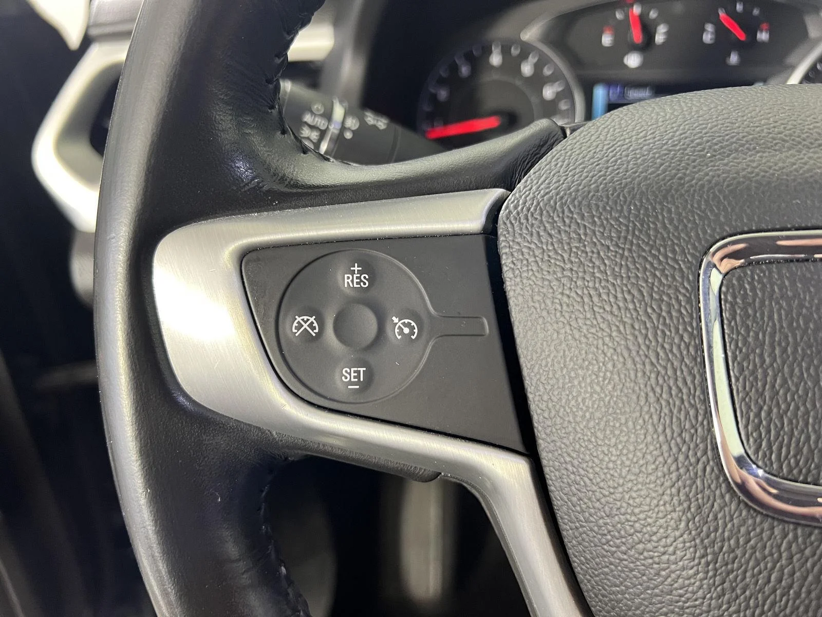 Used 2019 Ebony Twilight Metallic GMC SLT image 15