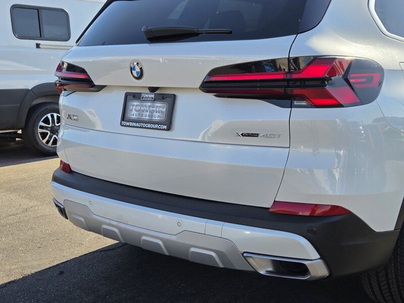 Used 2025 White BMW xDrive40i image 6