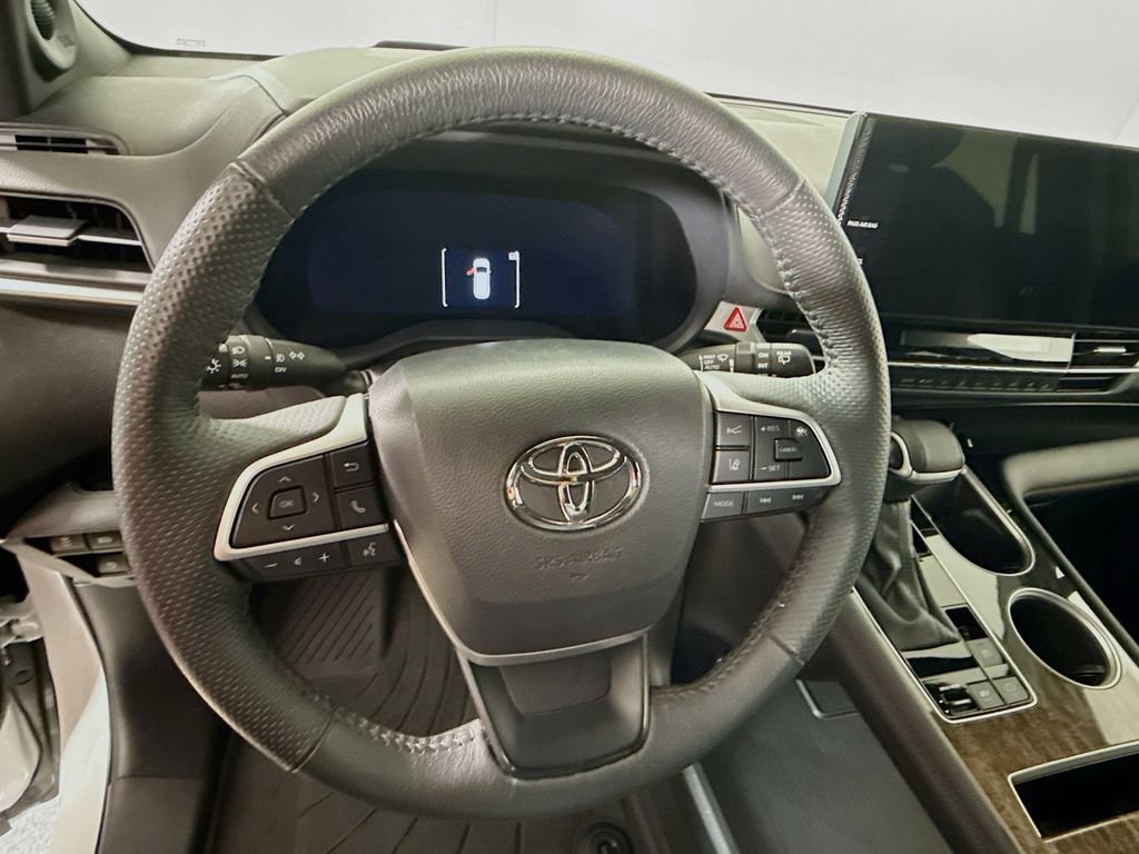 Used 2025 Wind Chill Pearl Toyota Platinum image 11