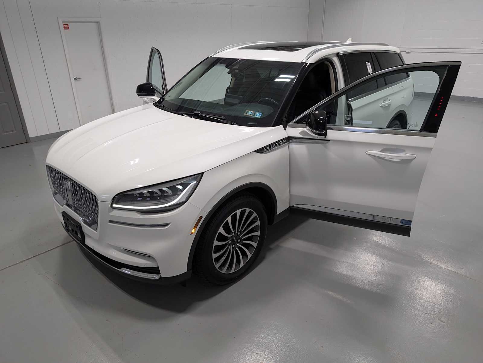 Used 2023 Pristine White Lincoln Reserve image 16