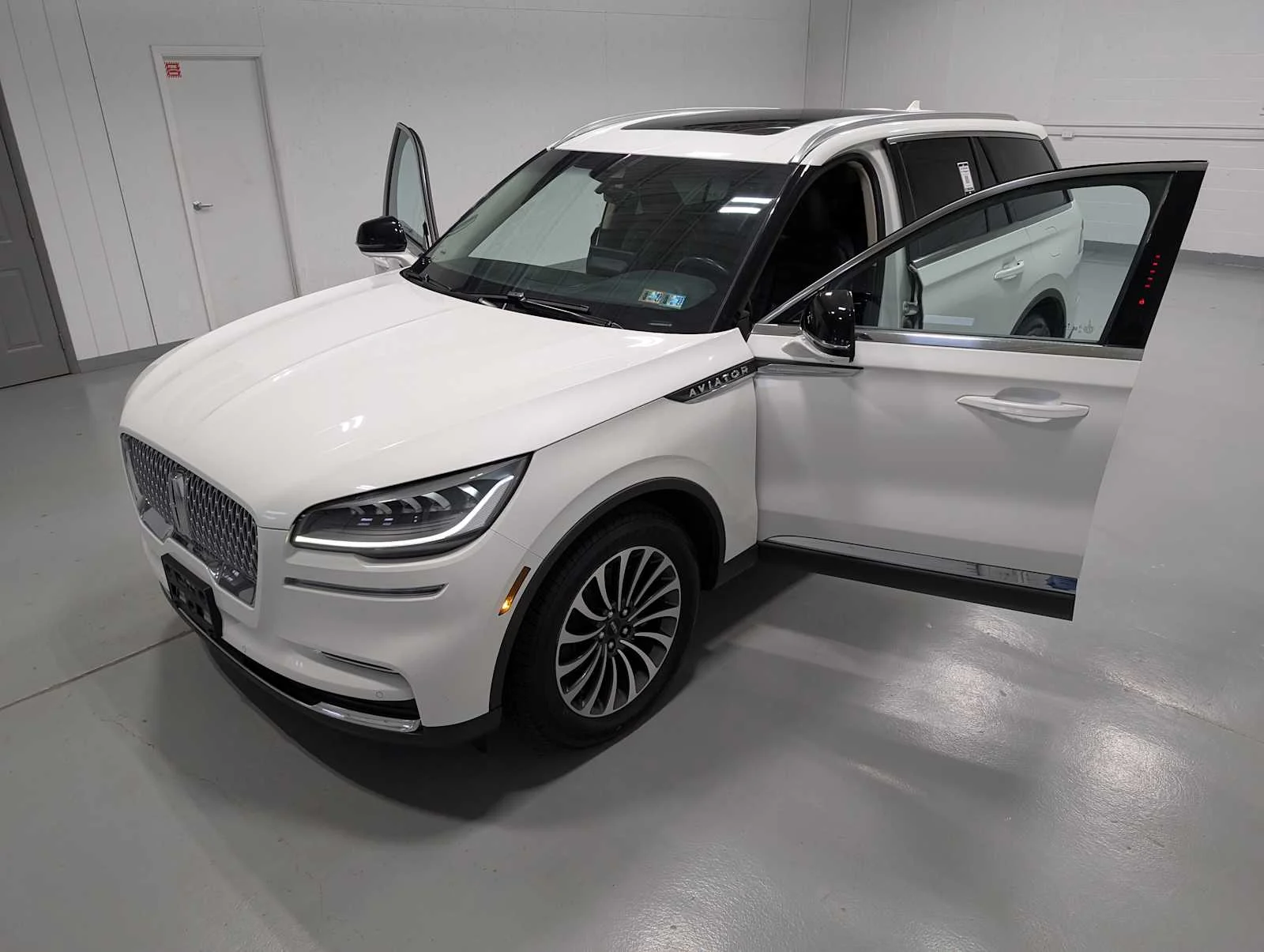 Used 2023 Pristine White Lincoln Reserve image 16