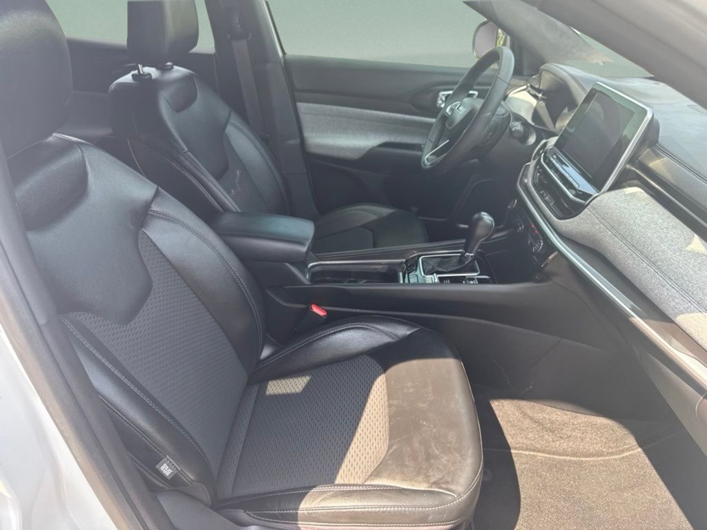 Used 2025 Bright White Clearcoat Jeep Latitude image 27
