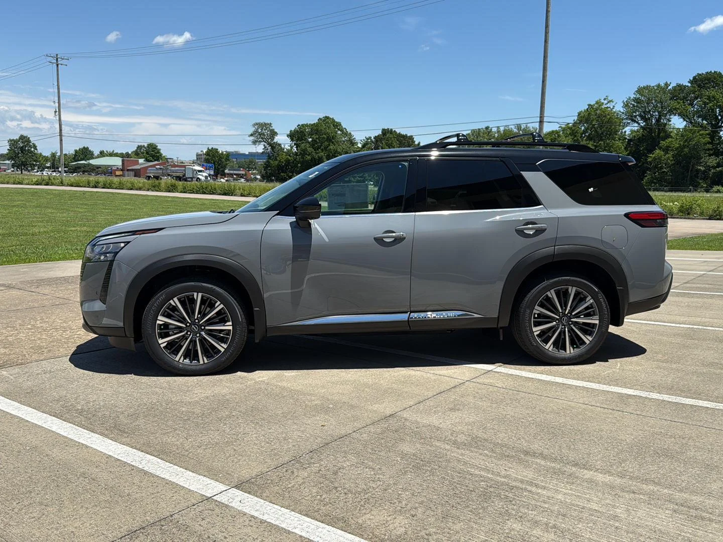 New 2026 Boulder Gray Pearl/Super Black Nissan Platinum image 9