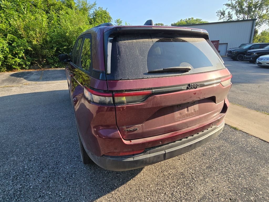 Used 2023 Red Jeep Altitude X image 5