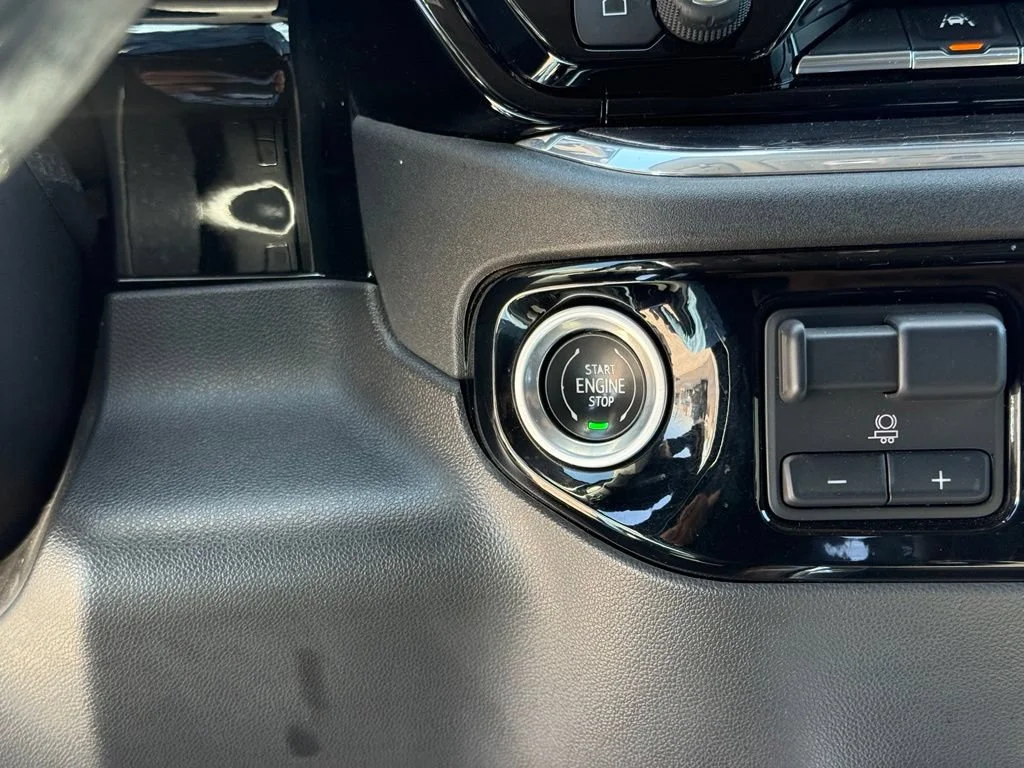 Used 2022 Summit White Chevrolet LTZ image 27