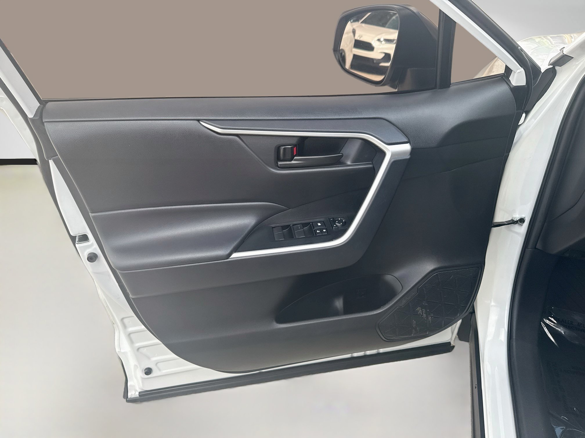Used 2025 Ice Toyota LE image 17