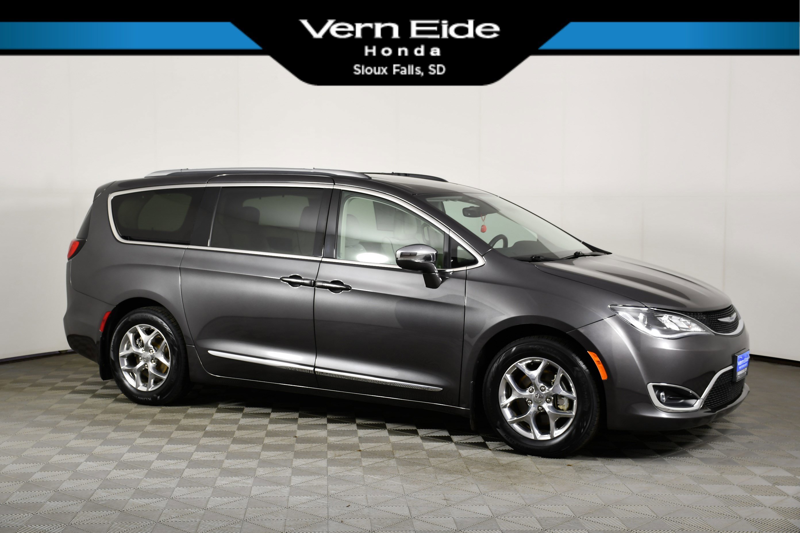 2017 Chrysler Pacifica Limited's photo
