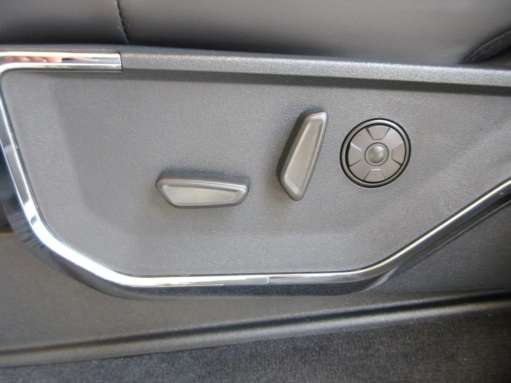 New 2026 Star White Metallic Tri-Coat Ford Platinum image 12