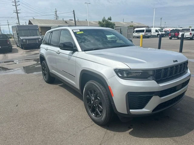 New 2026 Silver Zynith Exterior Paint Jeep Altitude image 11