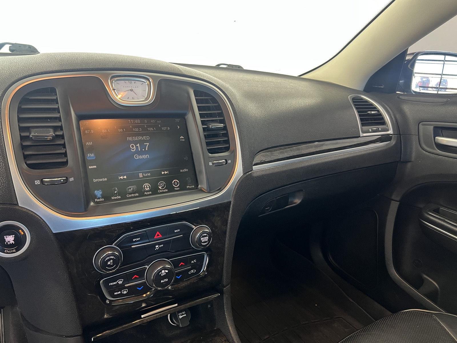 2016 Chrysler 300 C - Photo 24