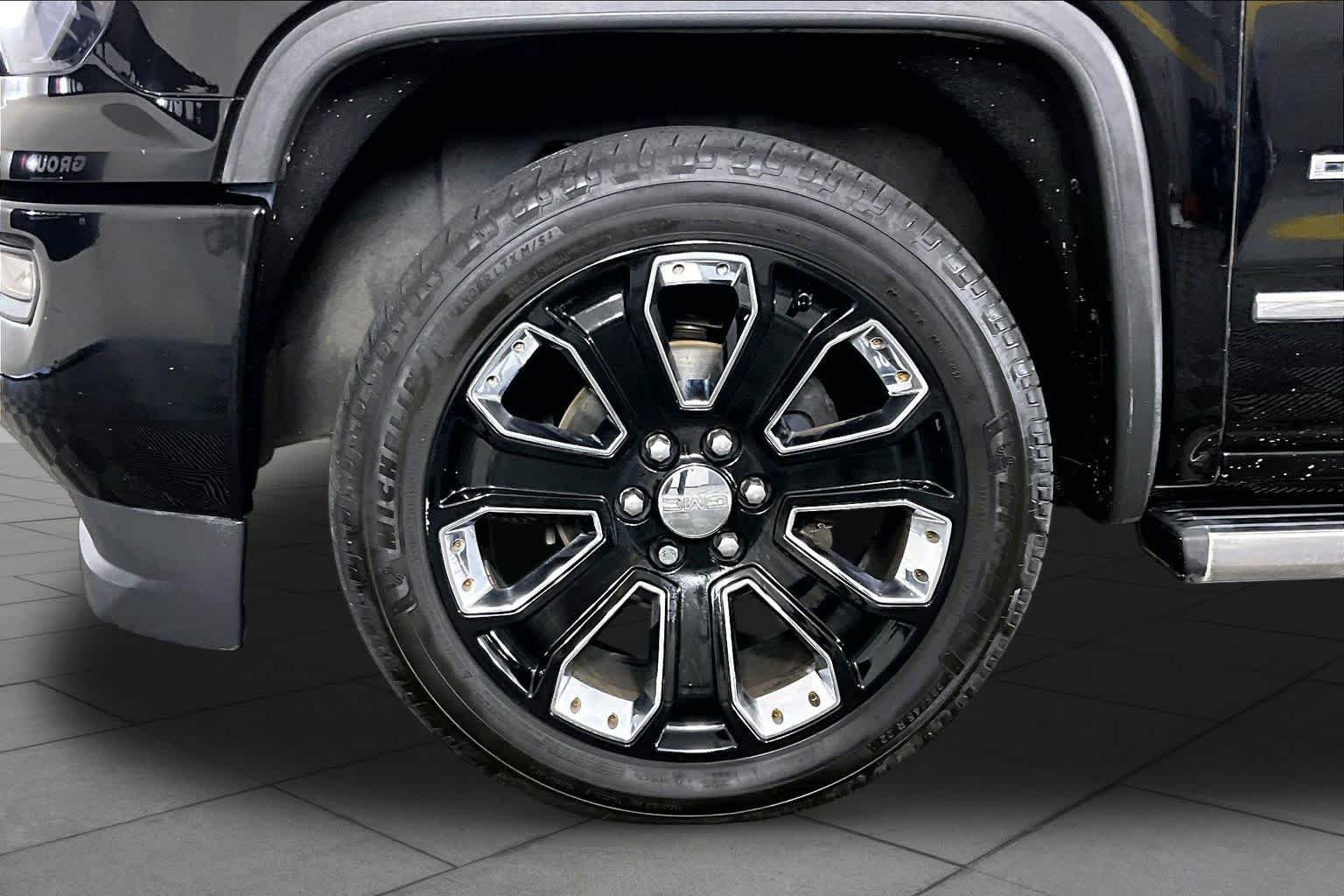 Used 2018 Onyx Black GMC Denali image 10