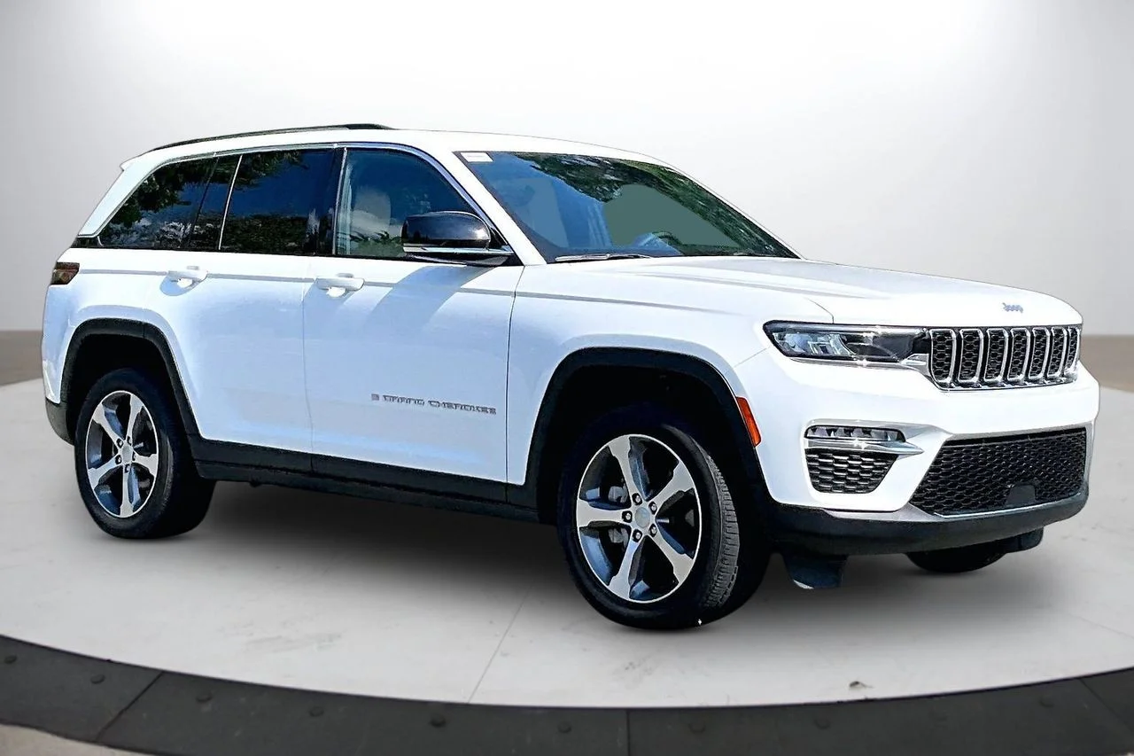 Certified Used 2023 White Jeep Limited image 2